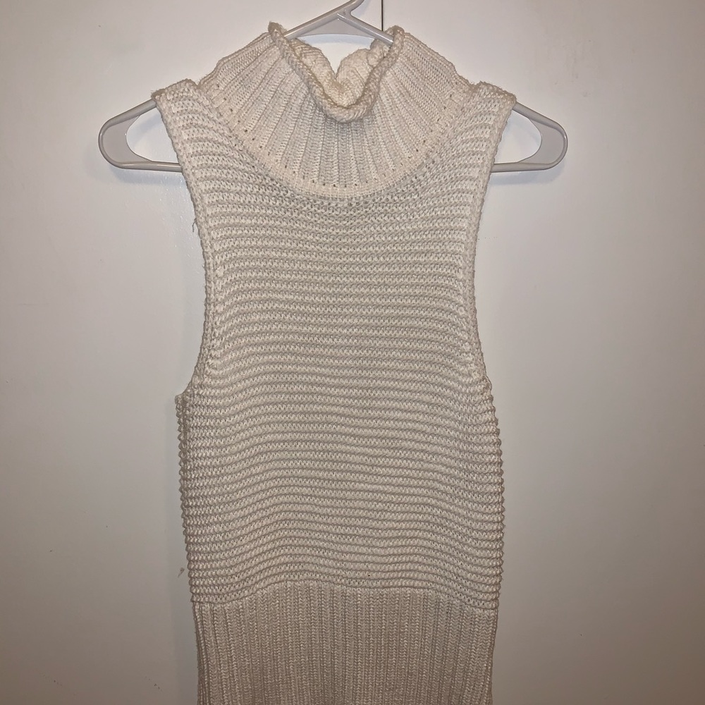 Cute white sleeveless turtleneck